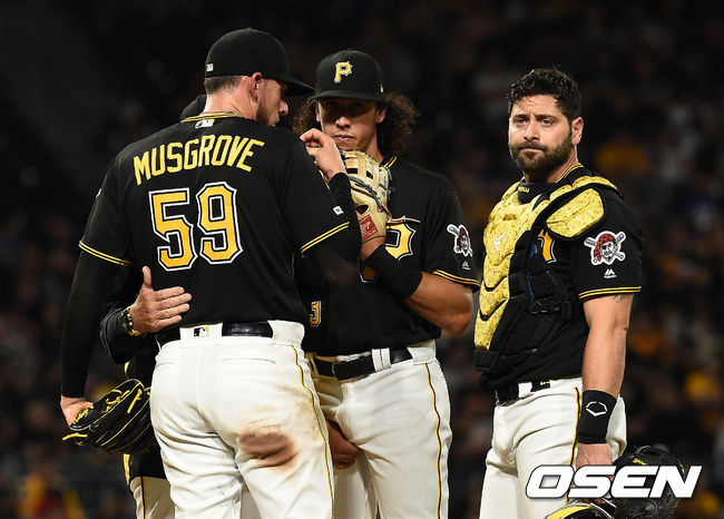 4회초 2사 1루 피츠버그 머스그로브가 다저스 류현진에게 역전 적시타를 허용한 뒤 투수 코치와 이야기를 나누고 있다./ soul1014@osen.co.kr