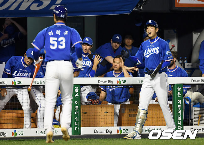 14일 서울 잠실야구장에서 ’2019 신한은행 MY CAR KBO리그' 두산 베어스와 삼성 라이온즈의 경기가 열렸다.5회초 무사 만루 상황 삼성 이학주가 다시 앞서가는 1타점 희생플라이를 치고 더그아웃 동료들과 인사를 나누고 있다. /dreamer@osen.co.kr