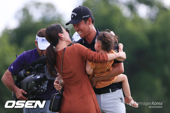 케빈 나가 만삭의 아내 어린 딸과 함께 PGA 투어 개인 통산 3번째 우승을 기뻐하고 있다. / ⓒGettyimages(무단전재 및 재배포 금지)