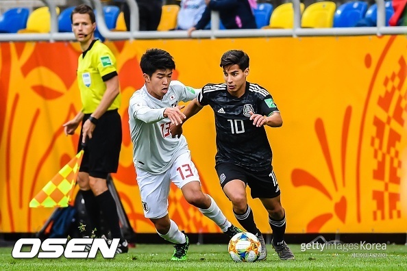 2골을 넣은 일본의 미야시로가 멕시코의 에이스 디에고 라이네스와 볼을 다투는 모습 ⓒGettyimages(무단전재 및 재배포 금지)