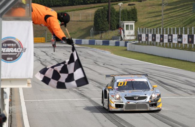 ASA 6000 클래스 결승전에서 김종겸이 가장 먼저 체커기를 받고 있다. /슈퍼레이스 제공. 