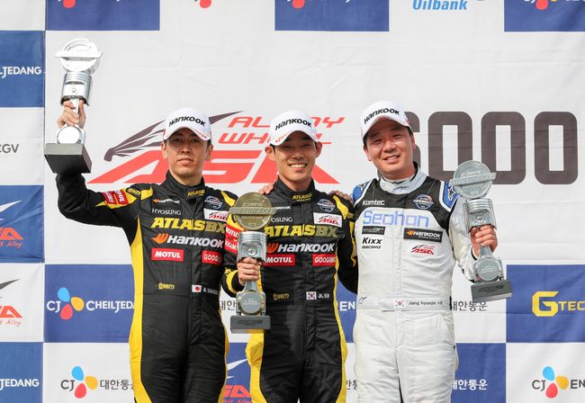2019 CJ대한통운 슈퍼레이스 챔피언십 2라운드 ASA 6000클래스에서 포디움에 오른 영광의 얼굴들. 왼쪽부터 2위 야나기다 마사타카, 우승자 김종겸, 3위 장현진. /슈퍼레이스 제공.