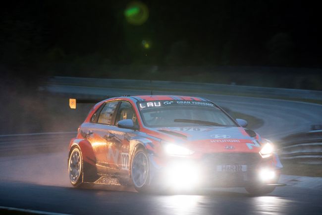 현대자동차 ‘i30 N TCR’이 뉘르부르크링 24시 내구레이스 예선전에 참가하고 있다. /현대자동차 제공.