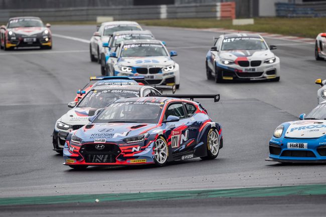 현대자동차 ‘벨로스터 N TCR’이 뉘르부르크링 24시 내구레이스 예선전에 참가하고 있다. /현대자동차 제공.