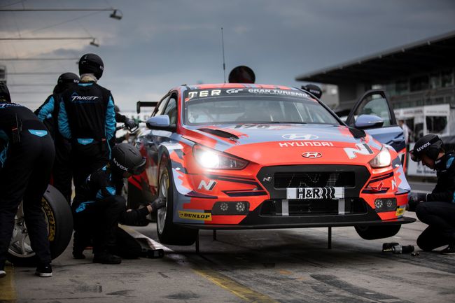 독일 뉘르부르크링 서킷 피트(Pit)에서 ‘현대모터스포츠N팀(Hyundai Motorsports N Team)’ 정비팀이 차량을 정비하는 모습. /현대자동차 제공. 