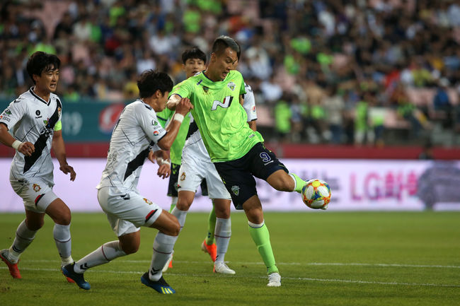 전주월드컵경기장/ K리그1/ 전북현대모터스 vs 경남FC/ 전북 김신욱/ 사진 서혜민