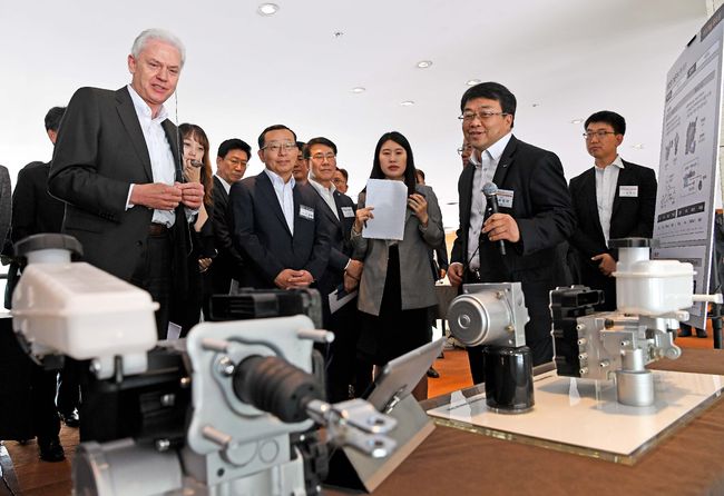 현대·기아차 알버트 비어만 사장이 우수 협력사의 전시품들을 둘러보고 있다. /현대자동차 제공.