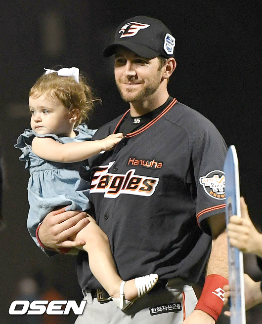 첫째 딸 칼리를 안고 있는 제라드 호잉. /dreamer@osen.co.kr