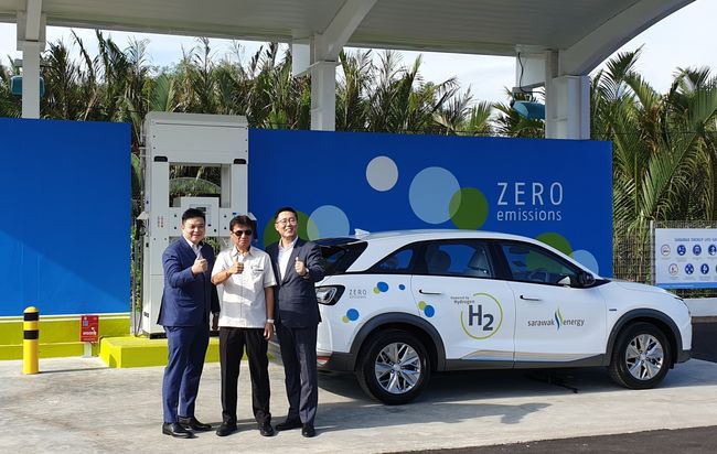 수소충전소 개소식에서 로우 위앤 룽(Low Yuan Lung) 말레이시아 현대자동차 대리점 사장, 사르비니 수하일리(Sharbini Suhaili) 사라왁 에너지社 CEO, 이용석 현대자동차 아태권역판매실장(상무)(왼쪽부터)이 넥쏘와 함께 기념촬영을 하고 있다.