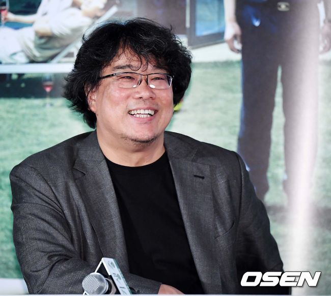 28일 오후 서울 용산구 CGV 용산아이파크몰에서 영화 '기생충' 언론배급시사 및 기자간담회가 열렸다. 봉준호 감독의 영화 '기생충’은 제72회 칸 국제영화제 경쟁 부문에 공식 초청돼 한국 영화 최초로 칸 국제영화제서 최고작품상인 '황금종려상’을 수상했다. 시사회를 마치고 진행된 기자간담회에서 봉준호 감독이 환하게 웃고 있다. / rumi@osen.co.kr