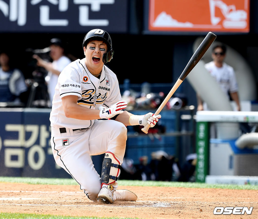 26일 오후 서울 잠실 야구장에서 '2019 신한은행 MY CAR KBO리그' 두산 베어스와 한화 이글스의 경기가 열렸다.3회말 2사 1,3루 두산 박건우가 파울 타구를 맞아 통증을 호소하고 있다. / youngrae@osen.co.kr