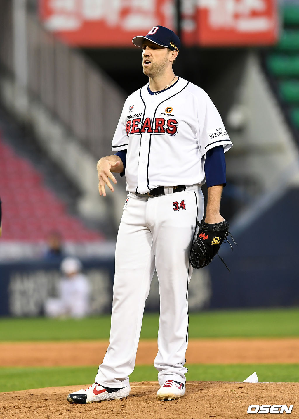 4회초 2사 두산 선발투수 린드블럼이 투구중 갑자기 손가락 통증을 호소하고 있다. /pjmpp@osen.co.kr