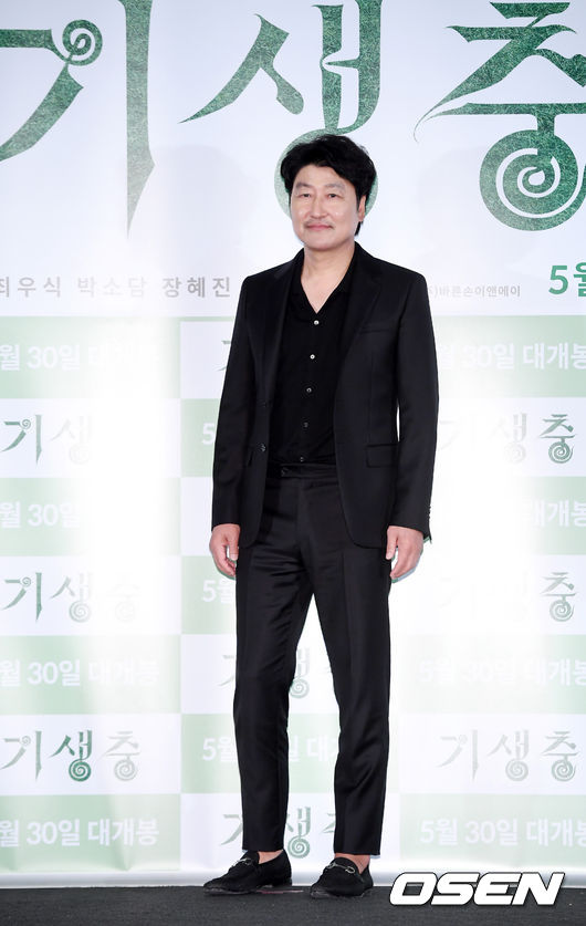 28일 오후 서울 용산구 CGV 용산아이파크몰에서 영화 '기생충' 언론배급시사 및 기자간담회가 열렸다. 봉준호 감독의 영화 '기생충’은 제72회 칸 국제영화제 경쟁 부문에 공식 초청돼 한국 영화 최초로 칸 국제영화제서 최고작품상인 '황금종려상’을 수상했다. 시사회를 마치고 진행된 기자간담회에서 송강호가 포즈를 취하고 있다. / rumi@osen.co.kr