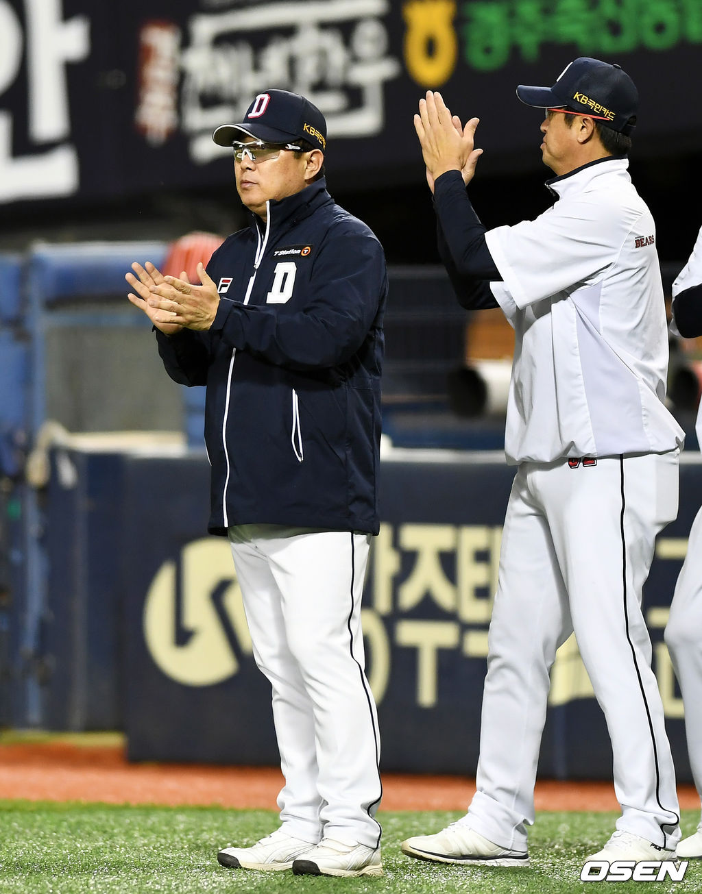경기에서 승리한 두산 김태형 감독이 선수들을 향해 박수를 보내고 있다. /pjmpp@osen.co.kr