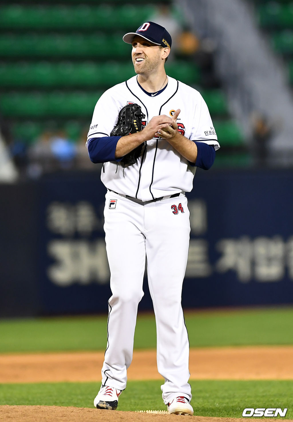 5회초 2사 두산 투수 린드블럼이 연속 안타를 허용 후 숨을 고르고 있다. /pjmpp@osen.co.kr