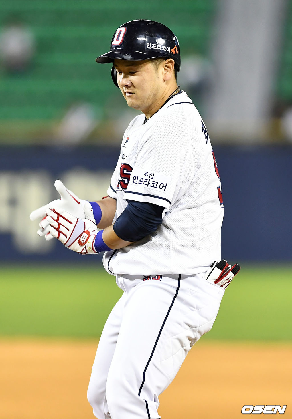 6회말 1사 1,3루 두산 최주환이 적시타를 날린 뒤 기뻐하고 있다. /pjmpp@osen.co.kr