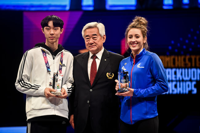 대회 남녀 최우수 선수(MVP)에 선정된 장준(한국·왼쪽) 제이드 존스(영국·오른쪽)와 함께 한 조정원 총재. /WT 제공