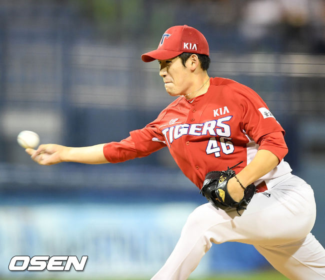 KIA 타이거즈 박진태가 신인 시절 2017년 마운드에 올라 힘차게 공을 뿌리고 있다. / rumi@osen.co.kr