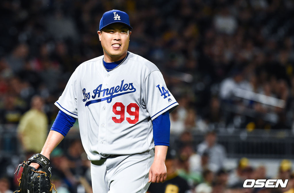 6회말 이닝종료 후 다저스 류현진이 호수비 펼친 벨린저를 보며 미소 짓고 있다/ soul1014@osen.co.kr