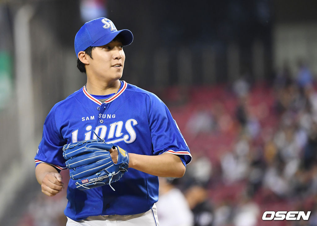 4회말 이닝을 마친 삼성 원태인이 강민호와 이야기를 나누고 있다. / youngrae@osen.co.kr