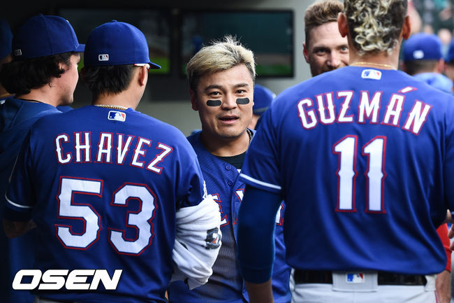 1회초 선취득점 성공한 텍사스 추신수가 동료들의 축하를 받고 있다./ soul1014@osen.co.kr