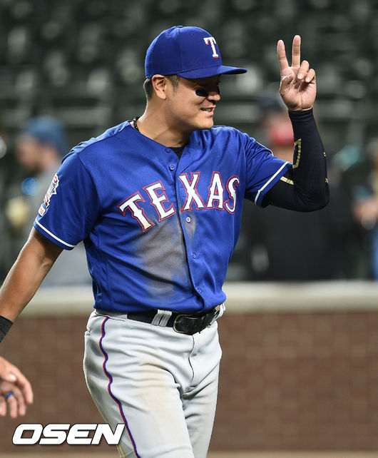 경기종료 후 연패탈출에 성공한 텍사스 추신수가 팬들 향해 인사를 하며 퇴장하고 있다 / soul1014@osen.co.kr