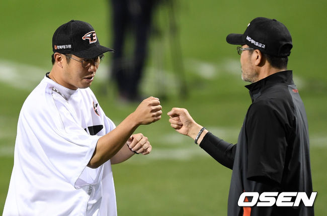 장민재(왼쪽)와 한용덕 감독. /sunday@osen.co.kr