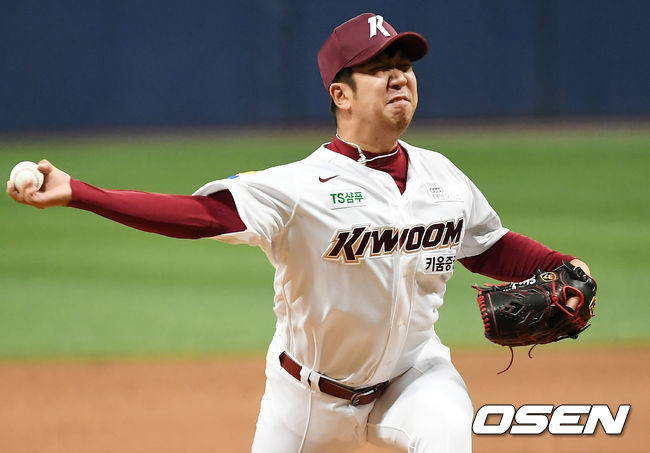 키움 투수 신재영이 역투하고 있다. /pjmpp@osen.co.kr
