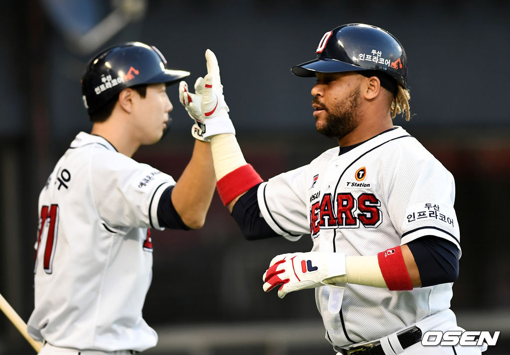 3회말 2사 두산 김재환이 선취 적시타 떄 홈을 밟은 페르난데스가 박건우와 하이파이브를 하고 있다. /pjmpp@osen.co.kr