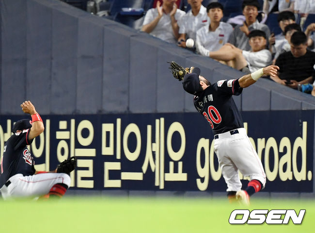 롯데 아수아헤와 손아섭이 타구를 쫓아가다 놓치고 있다. /rumi@osen.co.kr