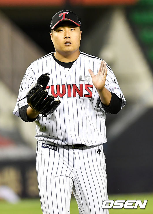 4회초 1사 1,2루의 위기를 병살로 막은 LG 이우찬이 수비수들을 향해 박수를 보내고 있다. /pjmpp@osen.co.kr