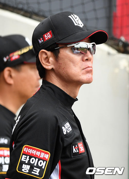 26일 오후 광주기아챔피언스필드에서 ‘2019년 신한은행 마이카 KBO리그’ KIA 타이거즈와 kt wiz의 경기가 열렸다.7회말 무사에서 kt 이강철 감독이 그라운드를 바라보고 있다. /sunday@osen.co.kr