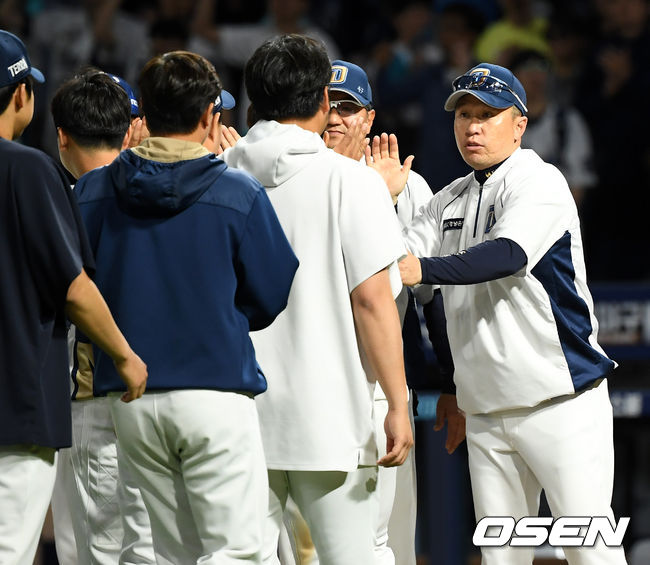 29일 오후 경상남도 창원NC파크에서 ‘2019년 신한은행 마이카 KBO리그’ NC 다이노스와 롯데 자이언츠의 경기가 열렸다. 이 날 경기에서 NC가 롯데에 8-6으로 승리를 거두며 전날 패배를 설욕했다. 이로써 NC는 2연패를 탈출하며 시즌 31승 23패를 마크했다. 반면, 롯데는 2연패를 끊었지만 그 기세를 하루도 이어가지 못하며 시즌 19승35패에 머물렀다.  경기를 마치고 NC 이동욱 감독이 선수들과 하이파이브를 하고 있다. /rumi@osen.co.kr