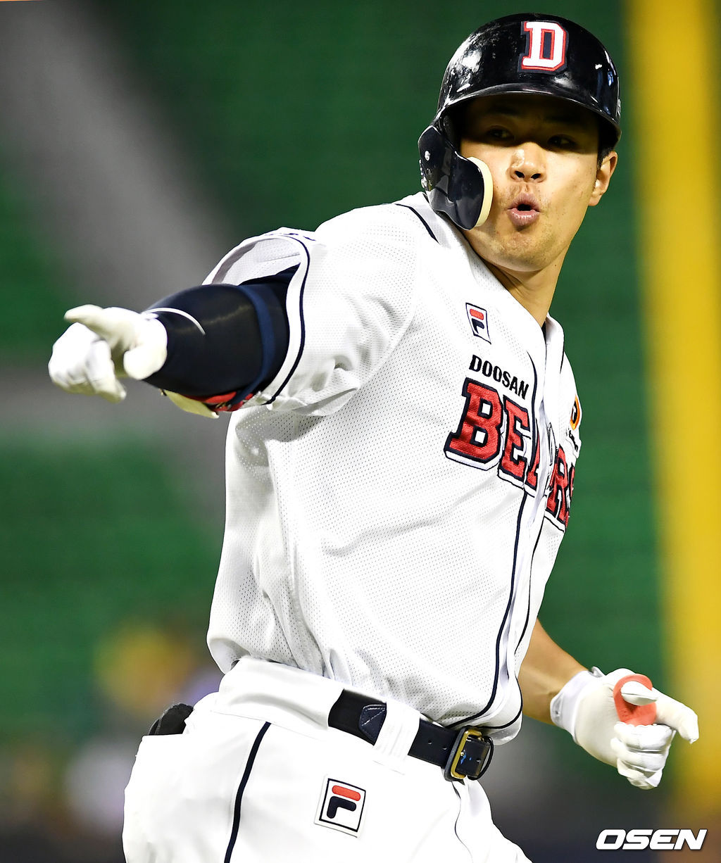 10회말 선두타자 두산 김재환이 끝내기 홈런을 날린 뒤 환호하고 있다. /pjmpp@osen.co.kr