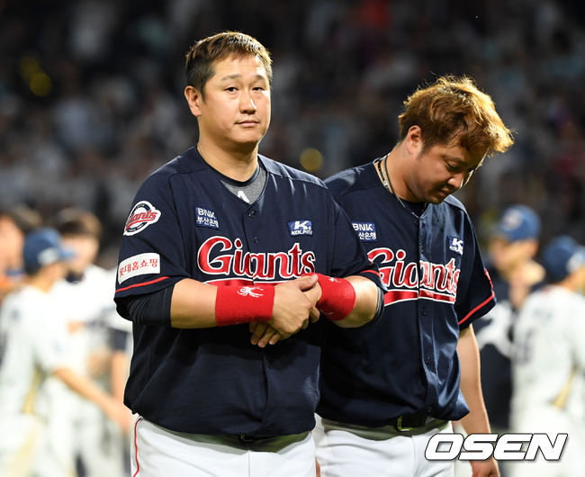 29일 오후 경상남도 창원NC파크에서 ‘2019년 신한은행 마이카 KBO리그’ NC 다이노스와 롯데 자이언츠의 경기가 열렸다. 경기를 마치고 롯데 이대호와 채태인이 아쉬운 표정을 지으며 퇴장하고 있다.  /rumi@osen.co.kr