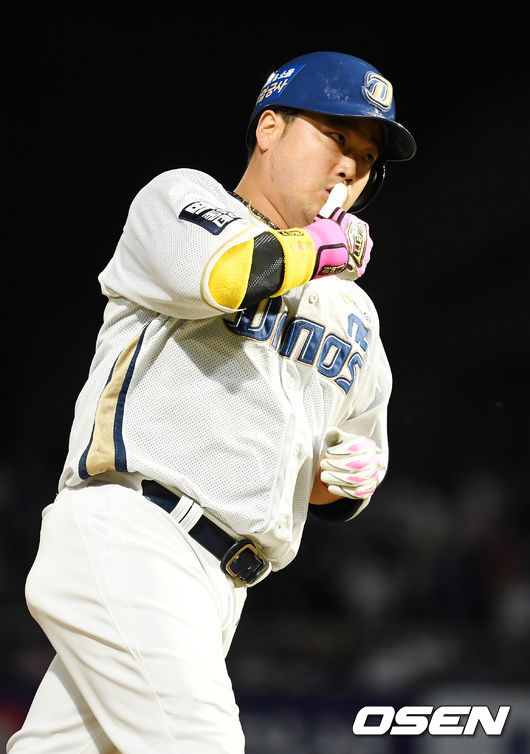 29일 오후 경상남도 창원NC파크에서 ‘2019년 신한은행 마이카 KBO리그’ NC 다이노스와 롯데 자이언츠의 경기가 열렸다.  4회말 2사 주자 2루 NC 박석민이 중월 투런 홈런을 날린 후 그라운드를 돌고 있다./rumi@osen.co.kr