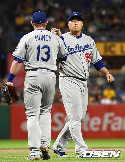 26일(한국시간) 미국 펜실베니아주 피츠버그 PNC 파크에서 ‘2019 메이저리그(MLB)’ 피츠버그 파이어리츠와 LA 다저스의 경기가 펼쳐졌다.올 시즌 9경기에서 6승 1패 평균자책점 1.52를 기록하고 있는 류현진은 피츠버그를 상대로 시즌 7승에 도전한다.1회말 다저스 류현진이 먼시와 이야기를 나누고 있다./ soul1014@osen.co.kr