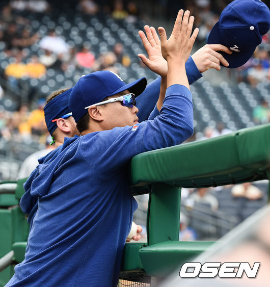 9회초 터너의 안타때 류현진이 터너를 향해 박수를 치고 있다. / soul1014@osen.co.kr