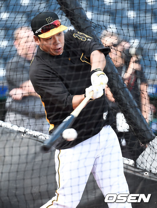 경기에 앞서 부상 이후 첫 팀배팅훈련에 나서는 강정호가 케이지 안에서 스윙을 하고 있다/ soul1014@osen.co.kr