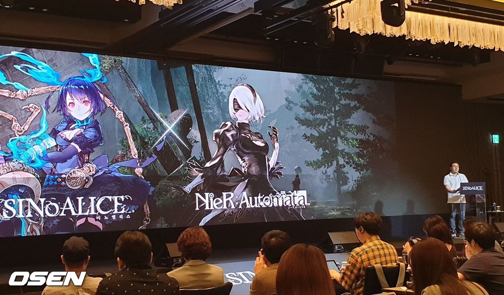 송호준 넥슨 모바일사업본부 부실장이 '시노앨리스'와 '니어: 오토마타'의 콜라보 업데이트를 소개하고 있다.