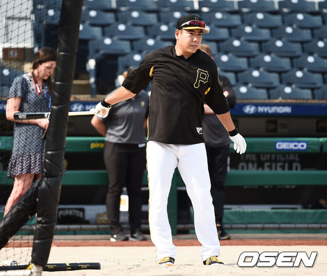 25일(한국시간) 미국 펜실베니아주 피츠버그 PNC 파크에서 ‘2019 메이저리그(MLB)’ 피츠버그 파이어리츠와 LA 다저스의 경기가 펼쳐진다.류현진은 오는 26일 피츠버그 원정경기에 선발로 등판한다. 부상자 명단에 있는 강정호의 복귀 출전이 불투명한 가운데 타율 3할2푼9리 15홈런(ML 5위) 45타점(ML 1위), OPS 1.092(ML 4위)로 맹활약하고 있는 조쉬 벨이 최대 경계 대상이다.  경기에 앞서 부상 이후 첫 팀배팅훈련에 나서는 강정호가 케이지 바깥에서 몸을 풀고 있다./ soul1014@osen.co.kr