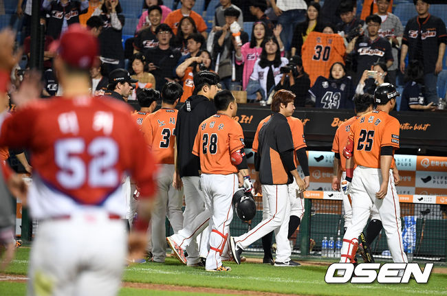 한화 선수들이 패배를 아쉬워하며 그라운드를 나서고 있다. /jpnews@osen.co.kr
