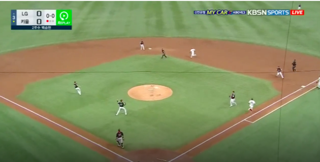[사진] 29일 서건창의 번트 타구 때 수비 장면. / KBSN스포츠 중계 화면