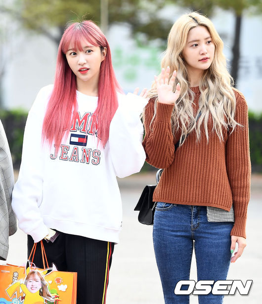 그룹 EXID 하니, 정화가 20일 오전 서울 여의도 KBS 신관 공개홀에서 열리는 KBS2 '뮤직뱅크' 리허설에 앞서 포즈를 취하고 있다. /pjmpp@osen.co.kr