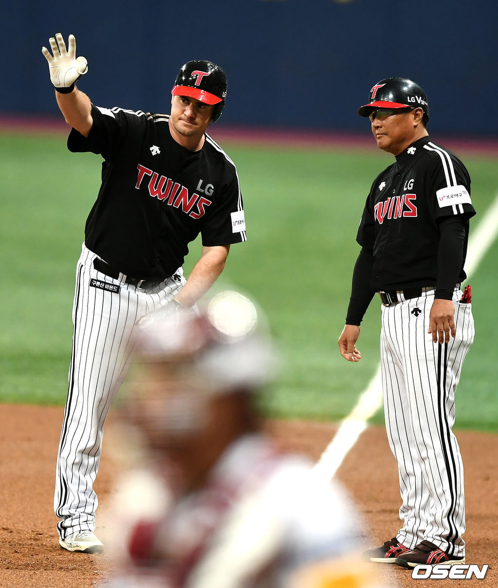 1회초 2사 1루 LG 조셉이 안타 후 환호하고 있다. /pjmpp@osen.co.kr