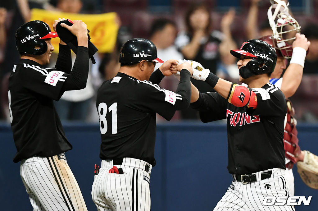 8회초 1사 1루 LG 김민성이 역전 2점 홈런을 날린 뒤 한혁수 코치와 하이파이브를 하고 있다. /pjmpp@osen.co.kr
