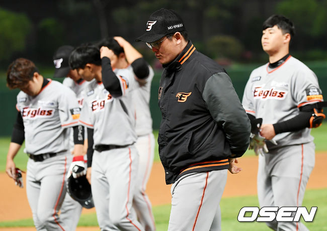 경기에서 패배한 한화 선수들이 아쉬워하며 경기장을 나서고 있다. /pjmpp@osen.co.kr
