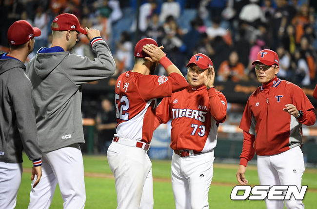 KIA 박흥식 감독대행이 선수들과 승리 하이파이브를 하고 있다. /jpnews@osen.co.kr