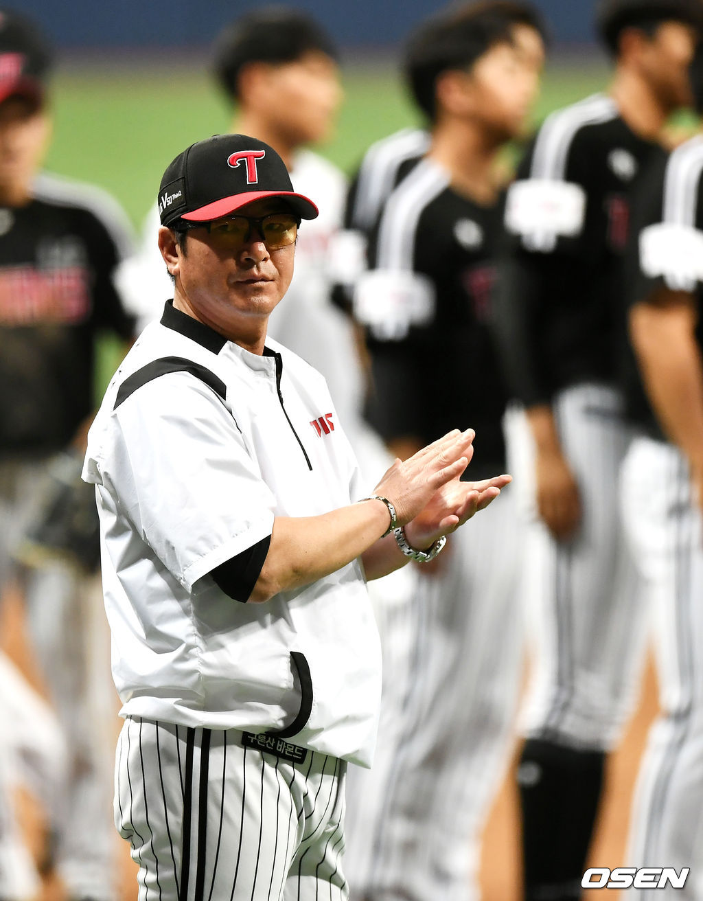 경기에서 승리한 LG 류중일 감독이 선수들에게 박수를 보내고 있다. /pjmpp@osen.co.kr