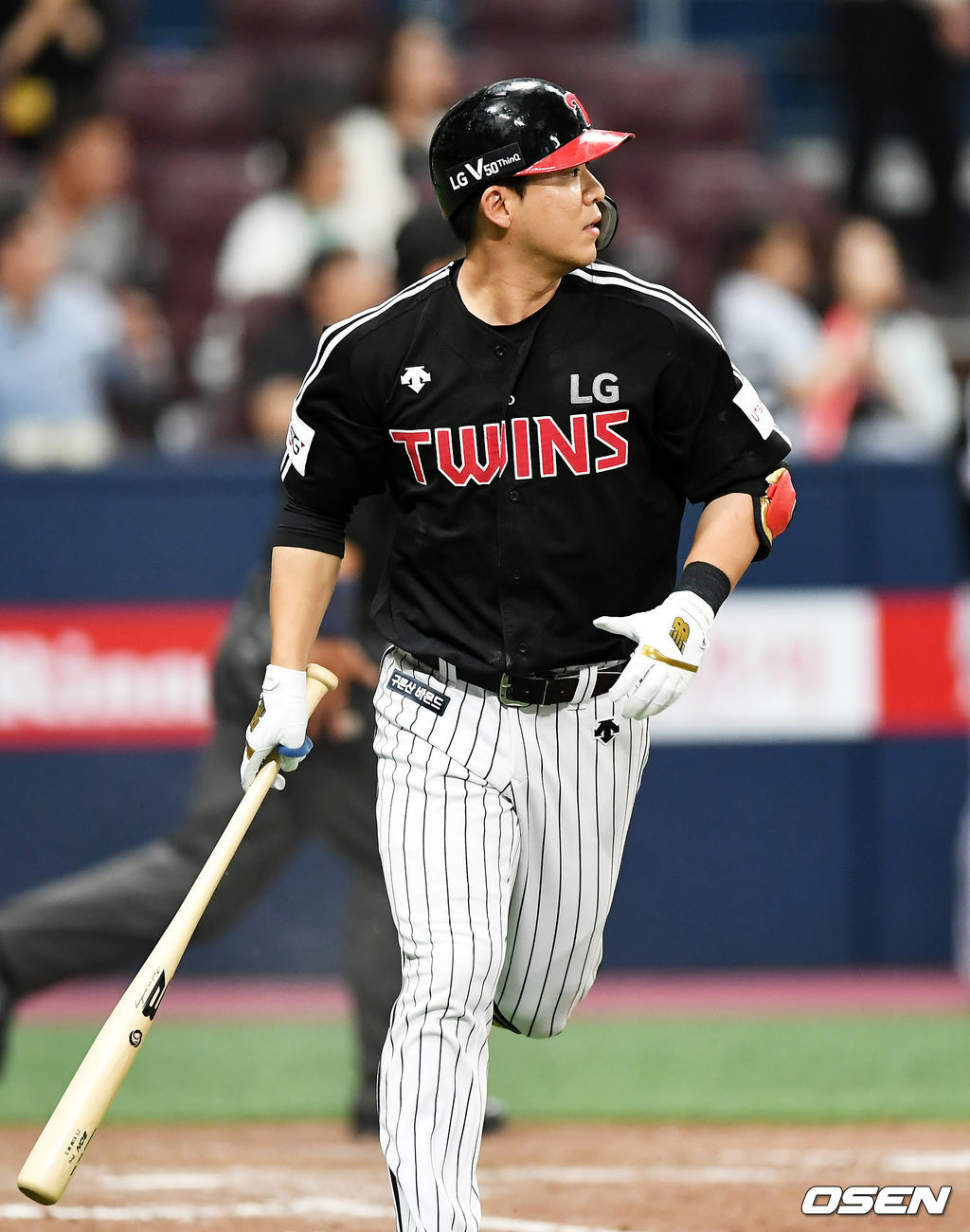 8회초 1사 1루 LG 김민성이 역전 2점 홈런을 날리고 있다. /pjmpp@osen.co.kr